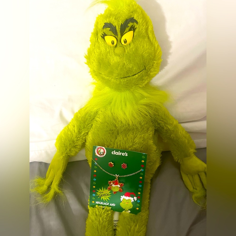 Grinch Necklace & Earrings - Claires- Does not include grinch plush******